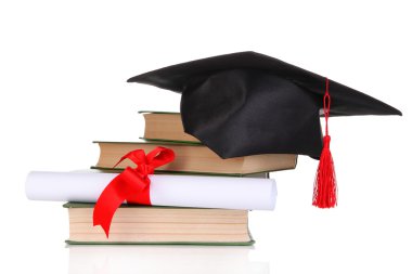 grad şapka ile diploma ve üzerinde beyaz izole kitap