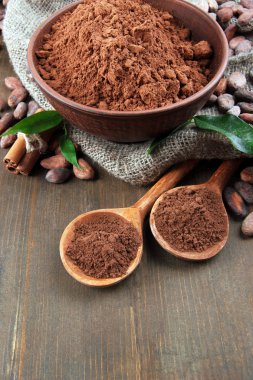 toz kakao ve kakao çekirdekleri ahşap zemin üzerinde