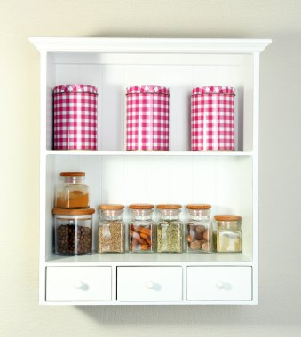 güzel beyaz cam şişe içinde baharatlar ile raflar