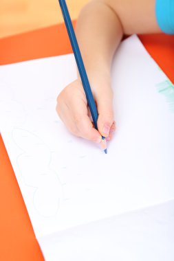 çocuk onun dizüstü çizme