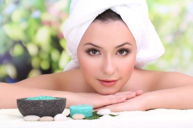 havlu ile güzel bir genç kadın