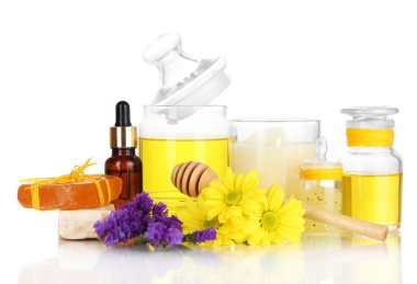 yağlar ve üzerinde beyaz izole bal kokulu bal spa