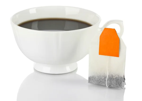 Tasse Tee mit Teebeutel isoliert auf weiß. — Stockfoto