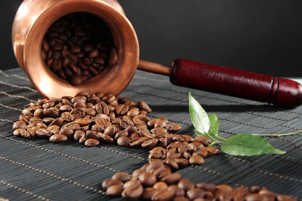 Parlak zemin üzerine Mısır gevreği kahve ve Türk kahvesi makinesi — Stok fotoğraf