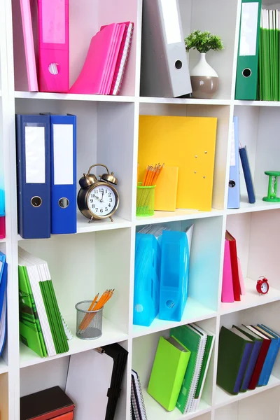 Estantes de oficina blancos con diferentes artículos de papelería —  Fotos de Stock