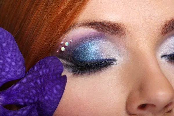 Ojos femeninos con maquillaje azul brillante — Foto de Stock