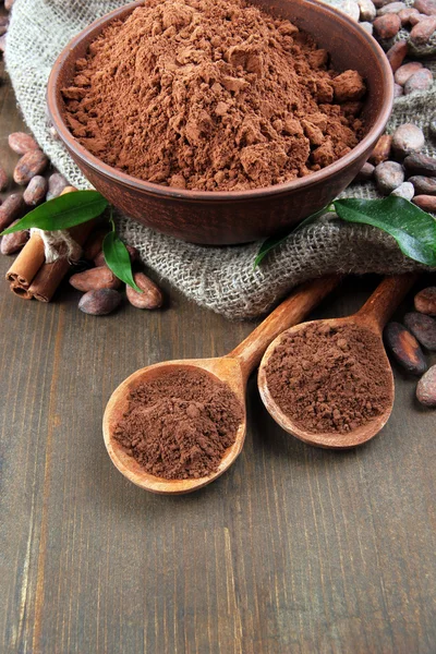 Toz kakao ve kakao çekirdekleri ahşap zemin üzerinde — Stok fotoğraf