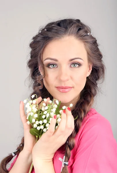 髪型と花を持つ女性 — ストック写真