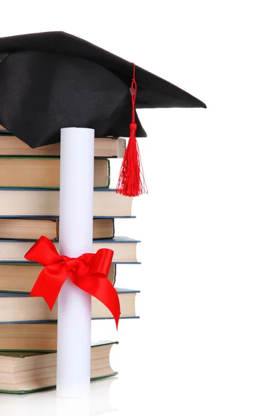 Sombrero de graduación con diploma y libros —  Fotos de Stock