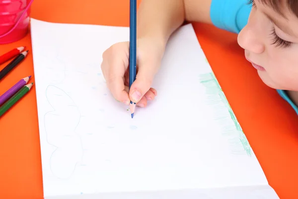 Child drawing in his notebook — Stock Photo, Image