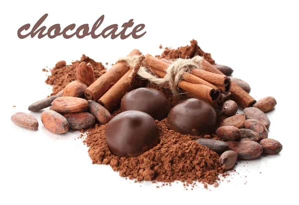 Composizione di caramelle al cioccolato, cacao e spezie, isolate su bianco — Foto Stock