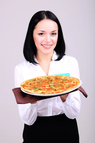 Gyönyörű lány pincér elszigetelt fehér pizza — Stock Fotó