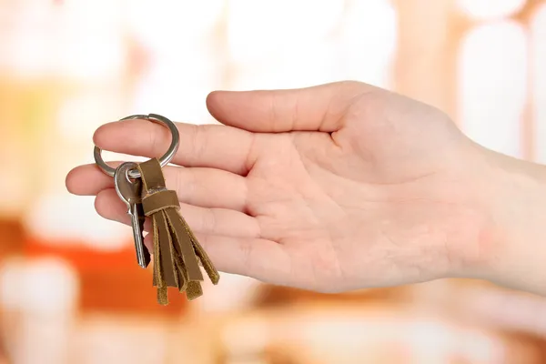 Schlüssel mit Lederschmuck in der Hand — Stockfoto