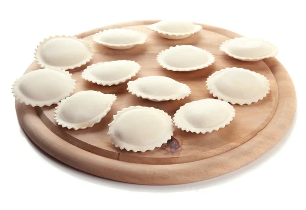Rå dumplings på trä skrivbord, isolerad på vit — Stockfoto