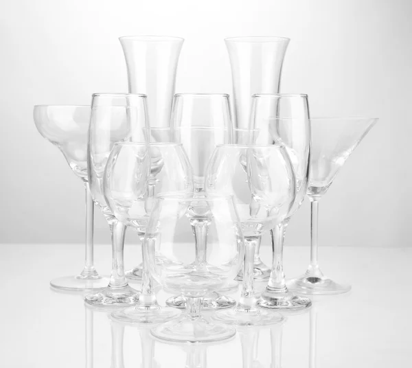 Cocktail en wijn glazen, op grijze achtergrond — Stockfoto