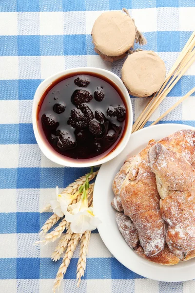 Rasa croissant dan selai, di tableclot — Stok Foto