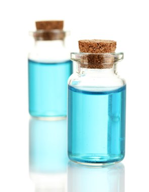 şişeleri temel yağlar ile üzerine beyaz izole