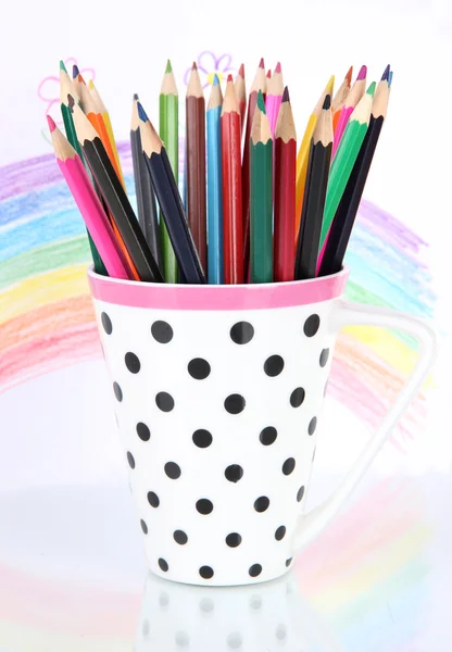 Красочные карандаши в чашке изолированы на белом — стоковое фото