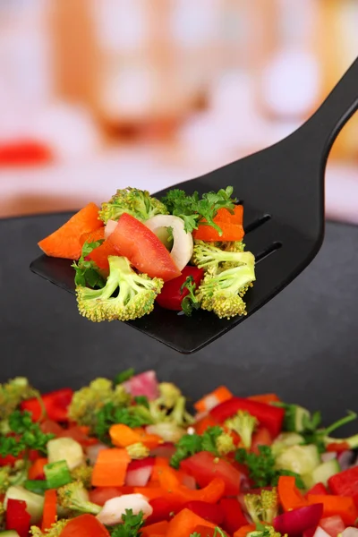 Ragu vegetal em wok, em fundo brilhante — Fotografia de Stock