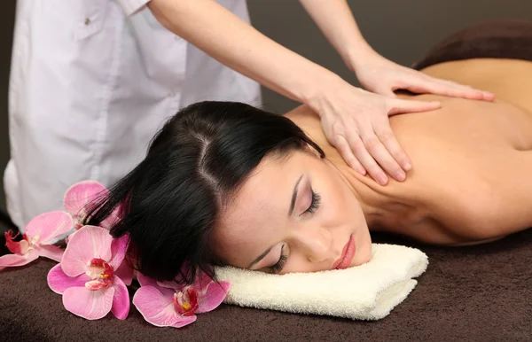 Mujer en el salón de spa recibiendo masaje — Foto de Stock