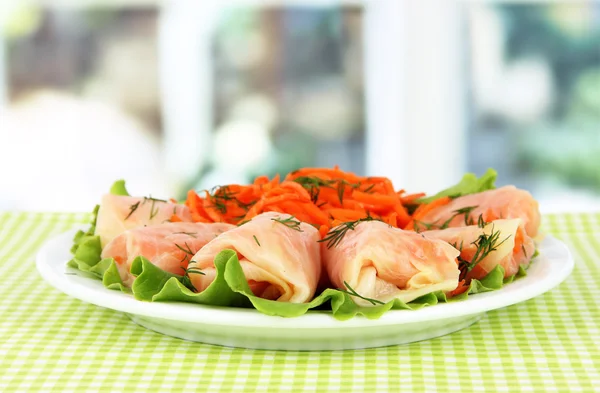 Rollos de col rellenos en la mesa en la habitación — Foto de Stock