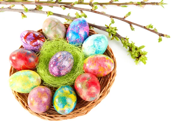 Hermosos huevos de Pascua en canasta de mimbre aislada en blanco —  Fotos de Stock