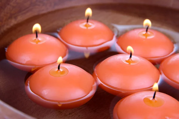 Hermosas velas en el primer plano del agua —  Fotos de Stock