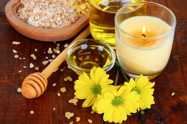 Fragrant honey spa with oils and honey on wooden table close-up — Stock Photo, Image