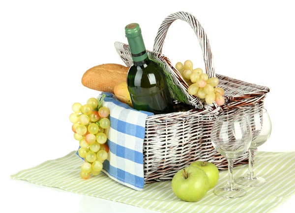 Picknickkorb mit Früchten und einer Flasche Wein, isoliert auf weiß — Stockfoto