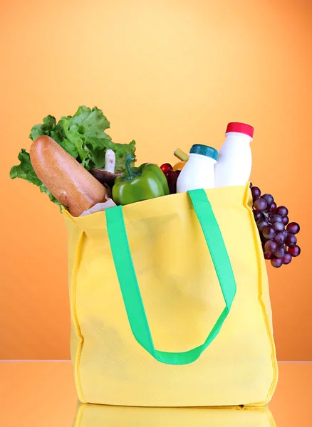 Öko-Tasche mit Shopping auf orangefarbenem Hintergrund — Stockfoto