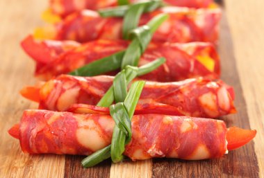 Salam üzerinde beyaz izole ahşap tahta üzerinde rulo