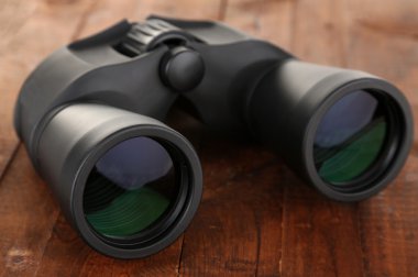 ahşap arka plan üzerinde siyah modern dürbün