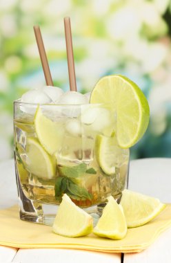 kadeh kokteyl limon ve nane parlak zemin üzerine beyaz ahşap tablo