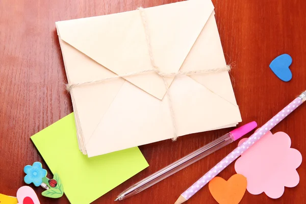 Escribiendo una carta de felicitaciones al Feliz Cumpleaños en la mesa de madera de cerca —  Fotos de Stock