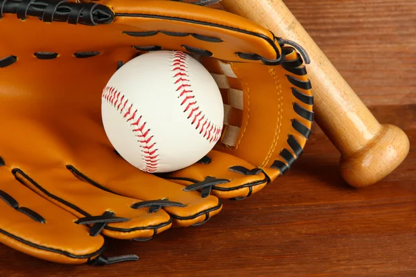 Baseballhandschuh, Schläger und Ball auf Holzgrund — Stockfoto