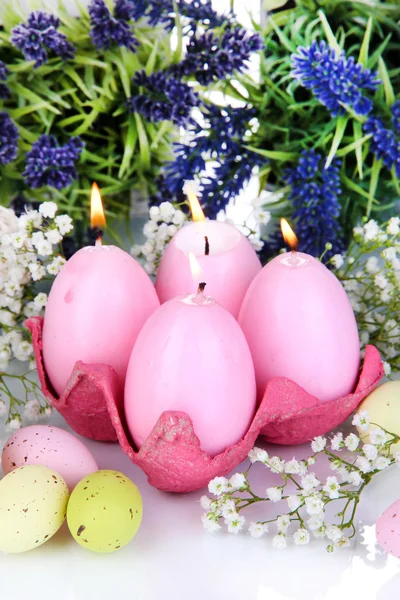 Candele pasquali con fiori da vicino — Foto Stock