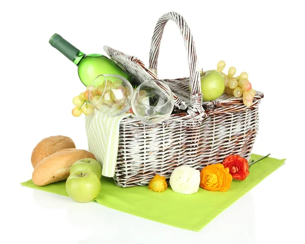 Cesto de piquenique com frutas e garrafa de vinho, isolado em branco — Fotografia de Stock