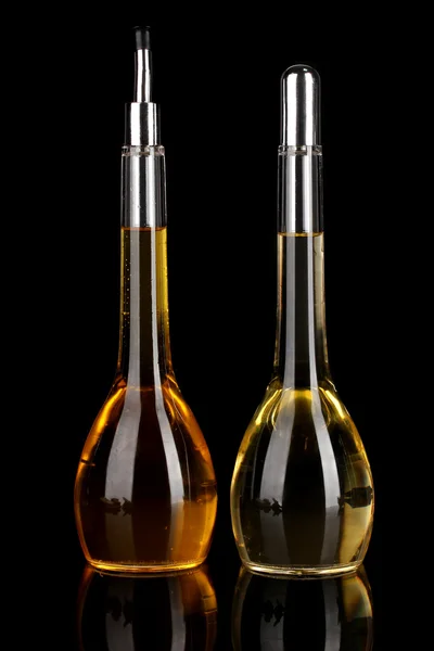 Différents types d'huile sur fond sombre — Photo