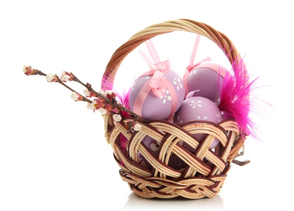Hermosos huevos de Pascua en cesta, aislados en blanco — Foto de Stock