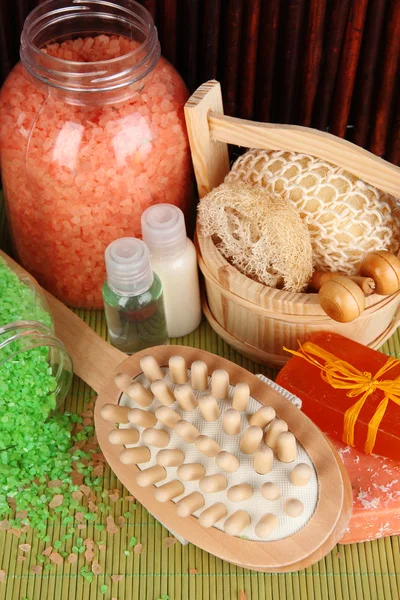 Rengöringsmedel, borste och kosmetika för dusch på bordet på bambu bakgrund — Stockfoto