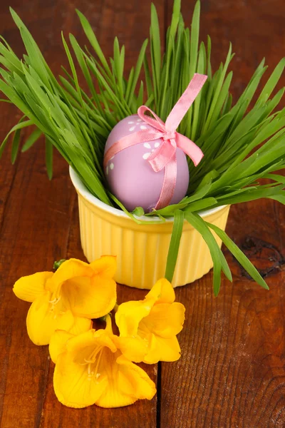 Uova di Pasqua in ciotola con erba sul tavolo di legno da vicino — Foto Stock