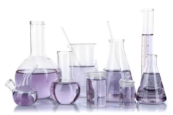 Tubos de ensaio com líquido púrpura claro, isolados a branco — Fotografia de Stock