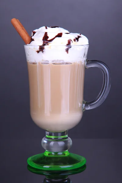 Geschichteter Kaffee in Glas auf Tisch auf grauem Hintergrund — Stockfoto