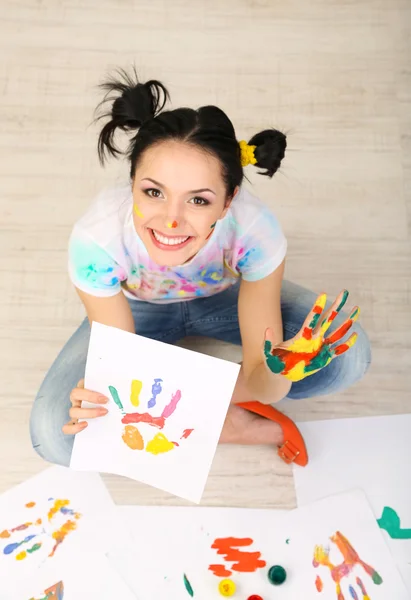 Joven pintora bonita con las manos en pintura, sobre fondo gris —  Fotos de Stock