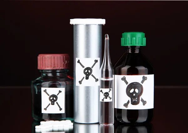 Veneno mortal en botellas sobre fondo negro — Foto de Stock