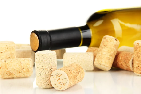 Vinho e cortiça isolados sobre branco — Fotografia de Stock