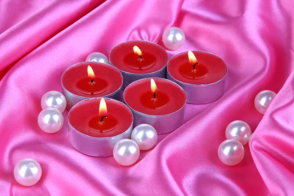 Kaarsen op paarse stof close-up — Stockfoto