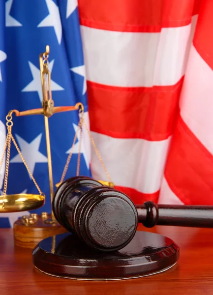 Martelo juiz em fundo bandeira americana — Fotografia de Stock