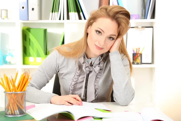 Maestra mujer trabajando en el aula — Foto de Stock