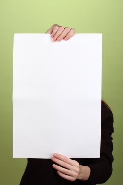 boş tutan kadın, ön yüzü, renkli arka plan üzerinde kayıt